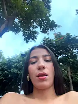 Snapshot of -juicy_ chatting on 11/19/25, 10:21 -juicy online show from 11/19/25, 10:21