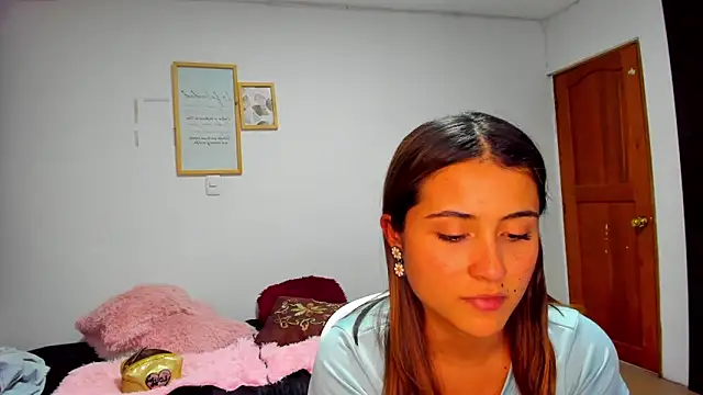 Snapshot of Ana__Pink chatting on 10/04/25, 12:30 Ana  Pink online show from 10/04/25, 12:30