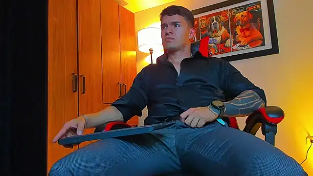 Snapshot of ALPHA_DOMINUS_ chatting on 11/14/25, 04:00 ALPHA DOMINUS online show from 11/14/25, 04:00