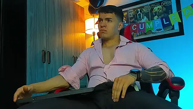 Snapshot of ALPHA_DOMINUS_ chatting on 11/24/25, 03:17 ALPHA DOMINUS online show from 11/24/25, 03:17