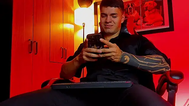 Snapshot of ALPHA_DOMINUS_ chatting on 11/26/25, 04:02 ALPHA DOMINUS online show from 11/26/25, 04:02