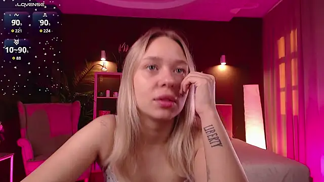 Snapshot of Pooja_Hegde chatting on 09/27/25, 01:10 Pooja Hegde online show from 09/27/25, 01:10