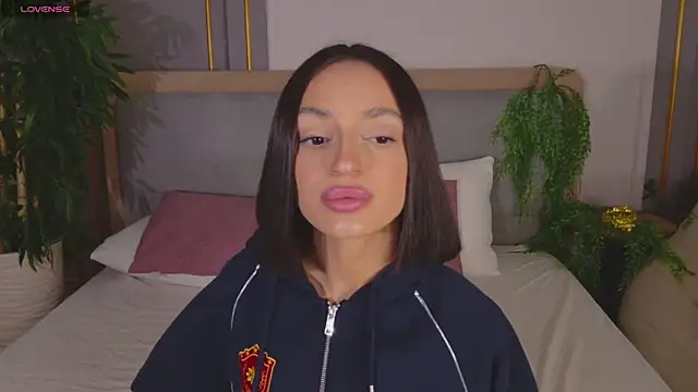 AdoraCortes online show from 04/13/26, 05:02