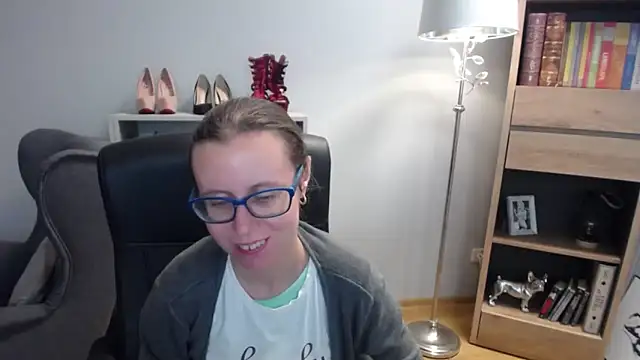 Snapshot of sweetxLizzy chatting on 09/17/25, 04:25 sweetxLizzy online show from 09/17/25, 04:25