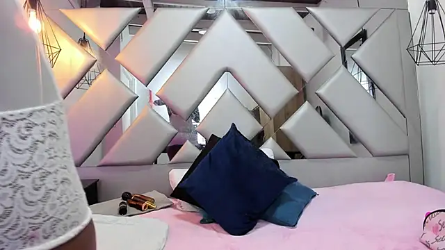 Lorenn Hill online show from 10/01/25, 01:06