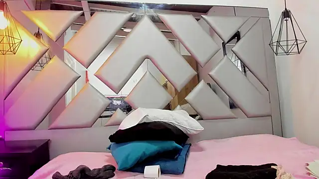 Lorenn Hill online show from 10/02/25, 05:20