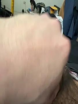 Snapshot of radeczek001 chatting on 12/17/25, 01:06 radeczek001 online show from 12/17/25, 01:06