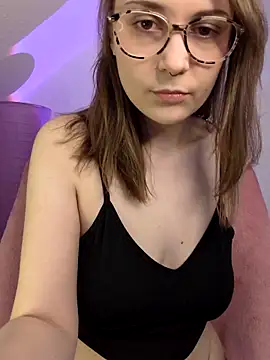 ox Tricia online show from 12/22/25, 02:03