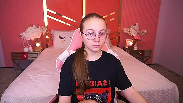 ArrinaWairr online show from 12/15/25, 08:51