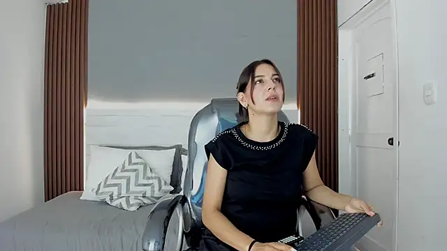 Emmy Meadows online show from 10/23/25, 08:07