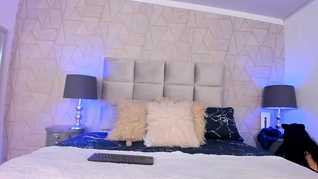 Emely florence  online show from 11/02/25, 03:36