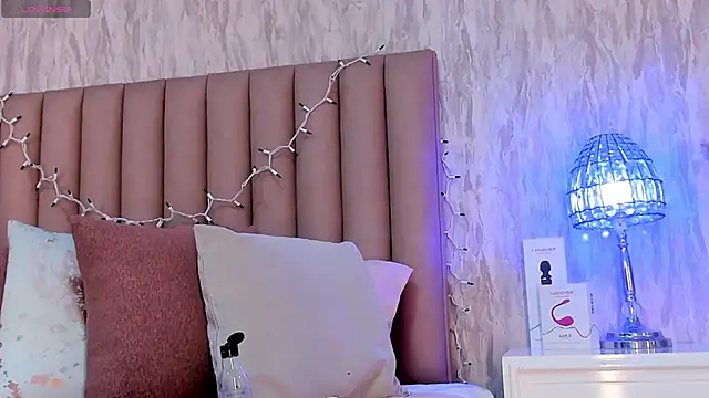 Emely florence  online show from 01/12/26, 07:52