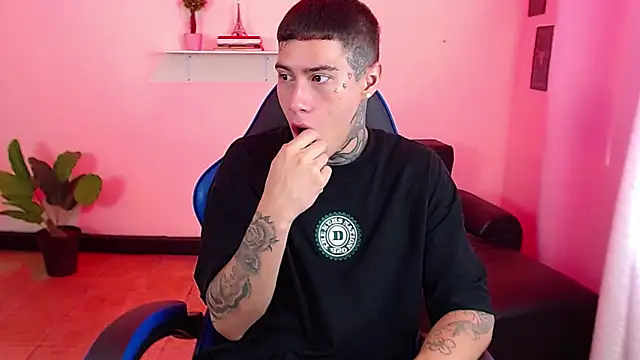 Snapshot of setthomas chatting on 09/29/25, 02:22 setthomas online show from 09/29/25, 02:22