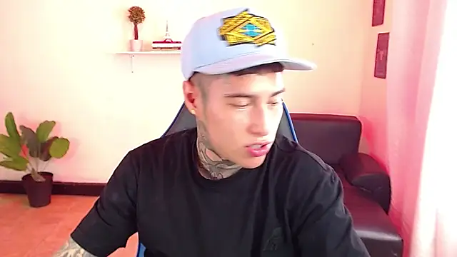 Snapshot of setthomas chatting on 10/21/25, 02:51 setthomas online show from 10/21/25, 02:51