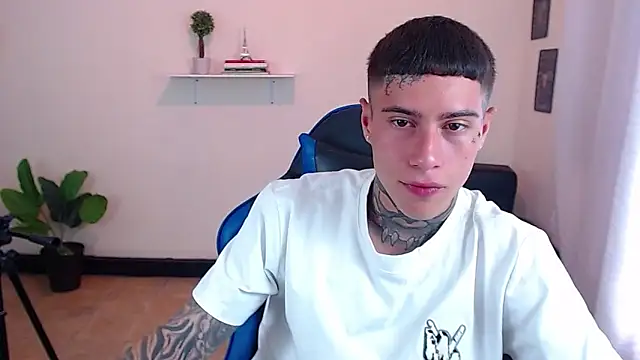 Snapshot of setthomas chatting on 10/22/25, 03:45 setthomas online show from 10/22/25, 03:45