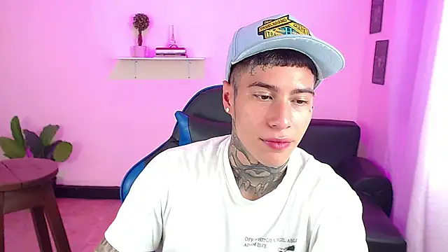 Snapshot of setthomas chatting on 10/27/25, 03:05 setthomas online show from 10/27/25, 03:05