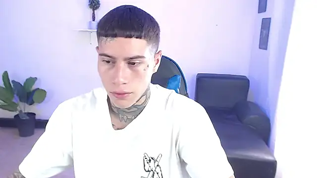 Snapshot of setthomas chatting on 10/28/25, 03:04 setthomas online show from 10/28/25, 03:04