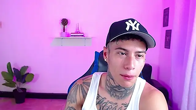 Snapshot of setthomas chatting on 10/31/25, 02:29 setthomas online show from 10/31/25, 02:29