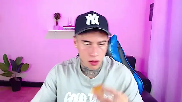 Snapshot of setthomas chatting on 11/07/25, 03:12 setthomas online show from 11/07/25, 03:12