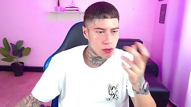 Snapshot of setthomas chatting on 11/13/25, 04:28 setthomas online show from 11/13/25, 04:28