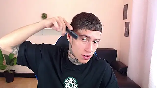 Snapshot of setthomas chatting on 11/18/25, 02:54 setthomas online show from 11/18/25, 02:54