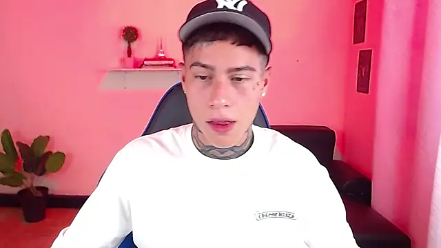 Snapshot of setthomas chatting on 11/19/25, 04:29 setthomas online show from 11/19/25, 04:29