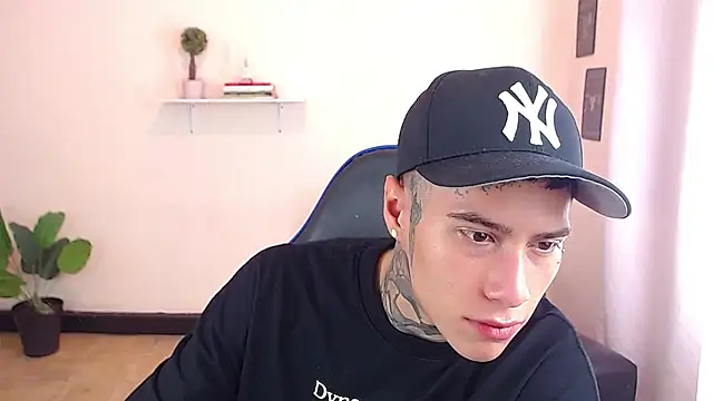 Snapshot of setthomas chatting on 11/21/25, 03:11 setthomas online show from 11/21/25, 03:11