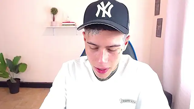 Snapshot of setthomas chatting on 11/25/25, 03:34 setthomas online show from 11/25/25, 03:34