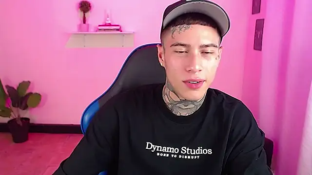 Snapshot of setthomas chatting on 11/26/25, 08:43 setthomas online show from 11/26/25, 08:43