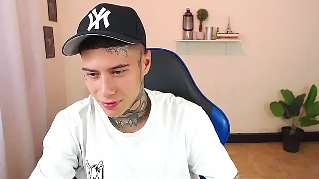 Snapshot of setthomas chatting on 12/15/25, 10:03 setthomas online show from 12/15/25, 10:03