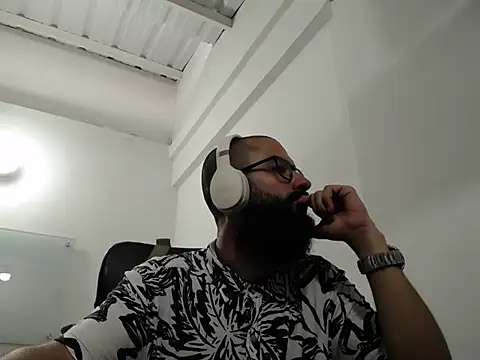 Snapshot of FranccoJ chatting on 11/04/25, 05:45 FranccoJ online show from 11/04/25, 05:45