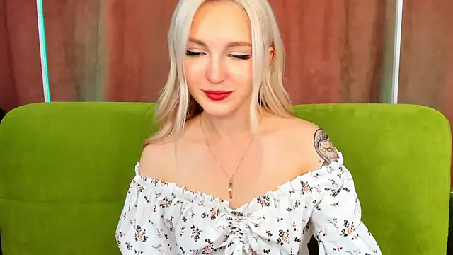 Snapshot of LisaFoxyMe chatting on 10/08/25, 08:23 LisaFoxyMe online show from 10/08/25, 08:23