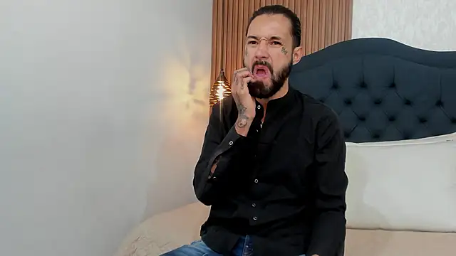 Hisoka 011 online show from 02/15/26, 12:58