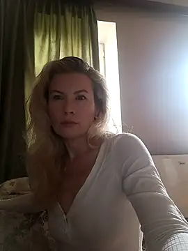 Julia Giulia online show from 10/01/25, 10:10