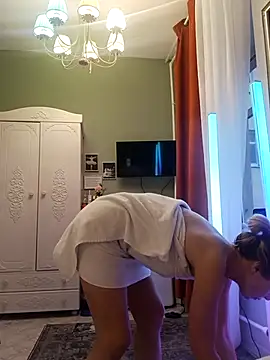 Julia Giulia online show from 12/17/25, 11:27