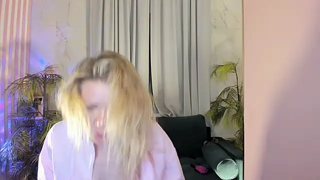 Julia Giulia online show from 04/23/26, 01:35