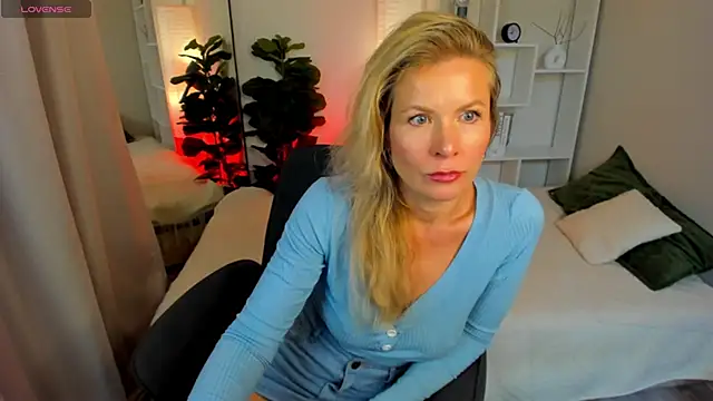 Julia Giulia online show from 06/18/26, 06:56