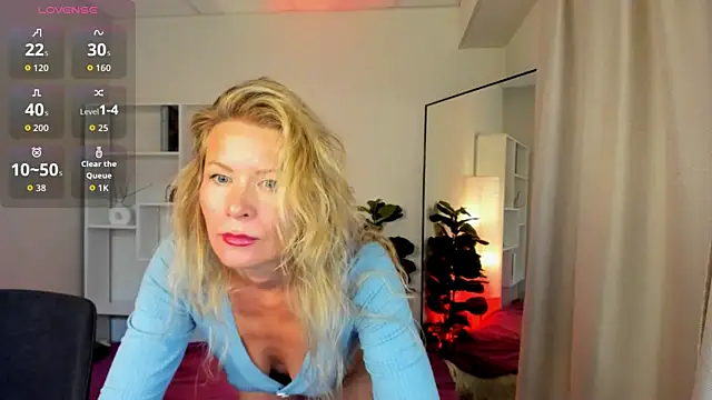 Julia Giulia online show from 06/26/26, 10:03