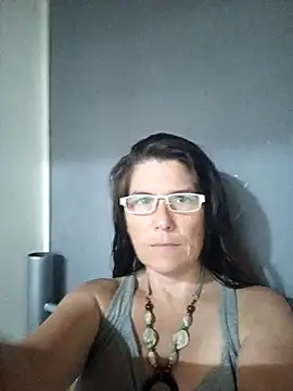 Snapshot of Merida2276 chatting on 12/21/25, 03:52 Merida2276 online show from 12/21/25, 03:52