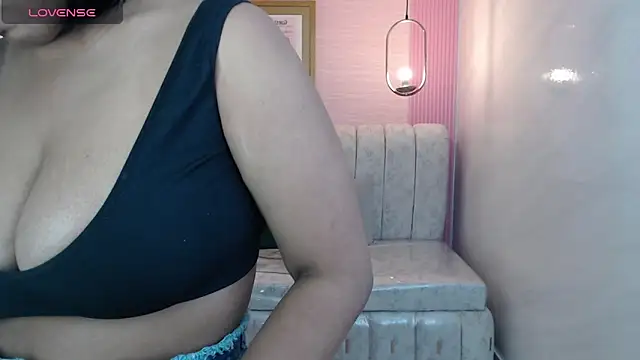 ambar fox s online show from 10/11/25, 03:17