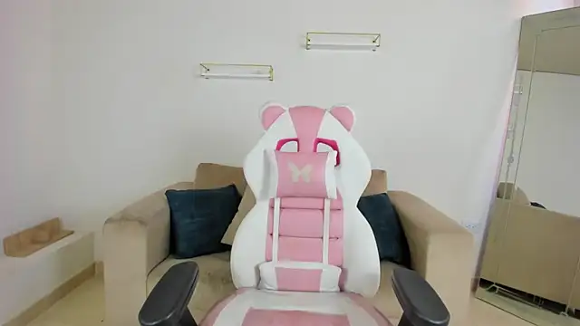 april smiith online show from 12/18/25, 12:22