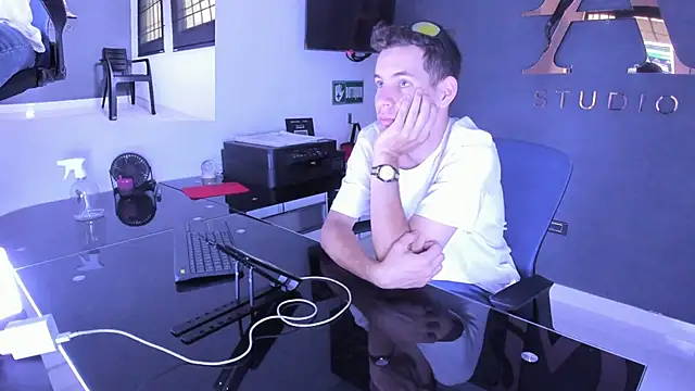 lara and danny online show from 09/28/25, 04:34