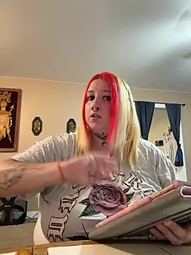 Snapshot of vanessraine chatting on 05/28/26, 02:20 vanessraine online show from 05/28/26, 02:20