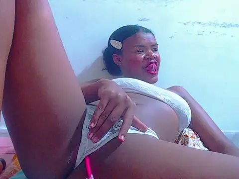 Snapshot of negrihot_crazy chatting on 09/18/25, 10:23 negrihot crazy online show from 09/18/25, 10:23