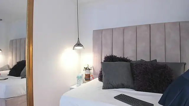 arianaa miller  online show from 11/21/25, 07:45