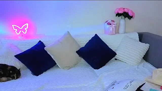 Bella Hillss online show from 10/11/25, 06:28