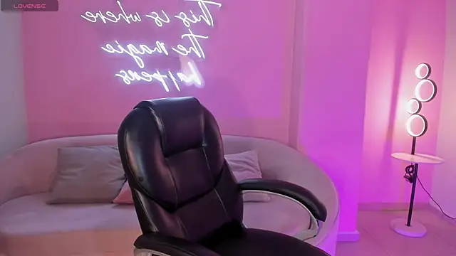 MiaLaurence online show from 04/22/26, 07:26