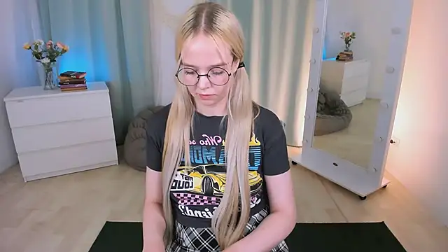 BellaMontgomery online show from 05/18/26, 04:07