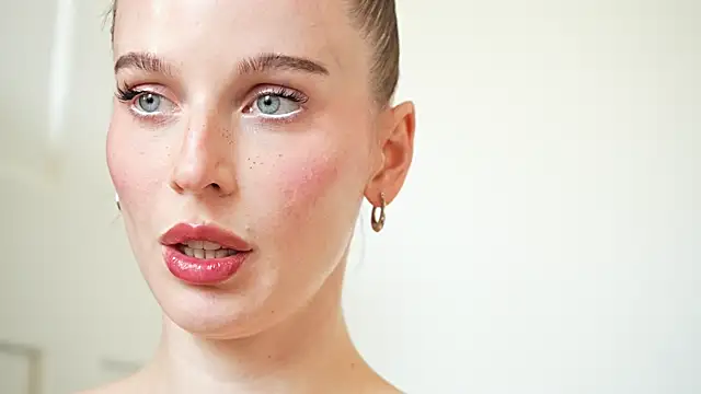 Snapshot of ellaa91 chatting on 10/31/25, 06:53 ellaa91 online show from 10/31/25, 06:53