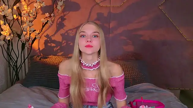 Snapshot of 4example_Chloe chatting on 09/30/25, 10:53 4example Chloe online show from 09/30/25, 10:53